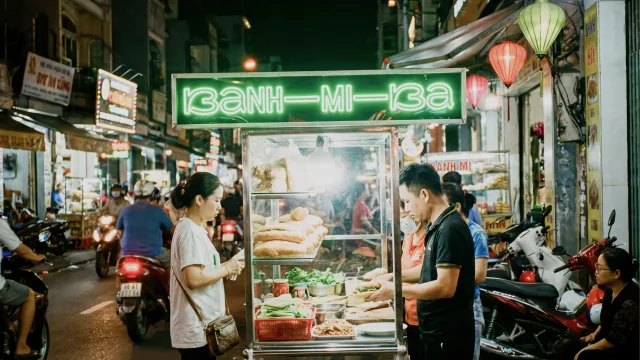 Banh–Mi–Ba street stall at night