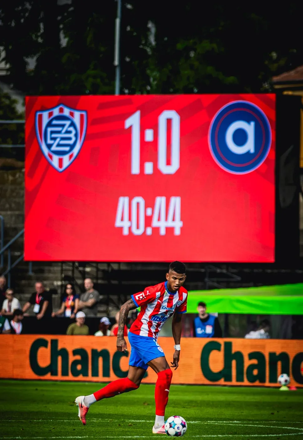 Player in front of the 1:0 scoreboard