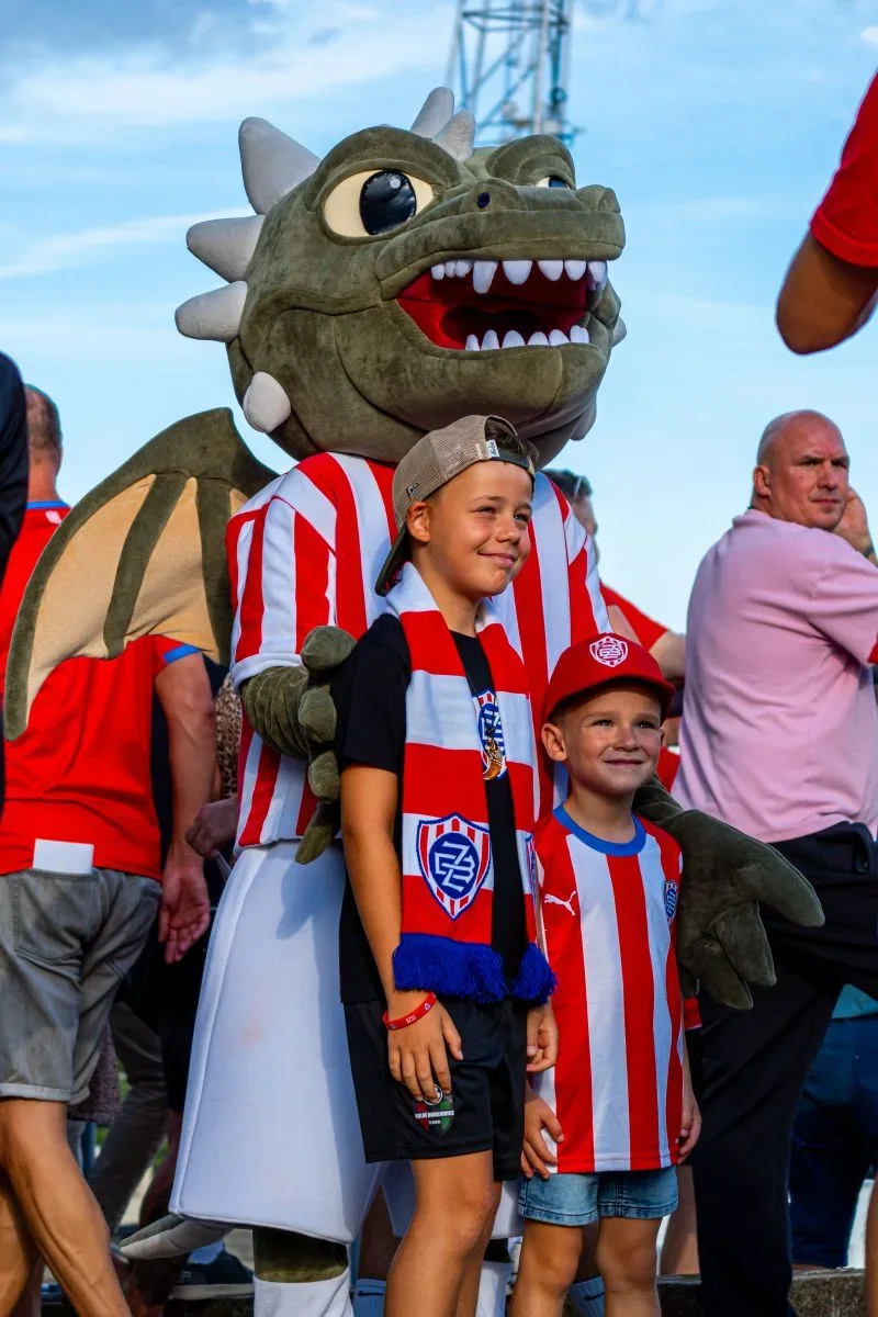 Lužan with kids in Zbrojovka kits