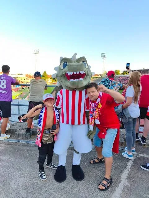 Lužan with fans by the stand